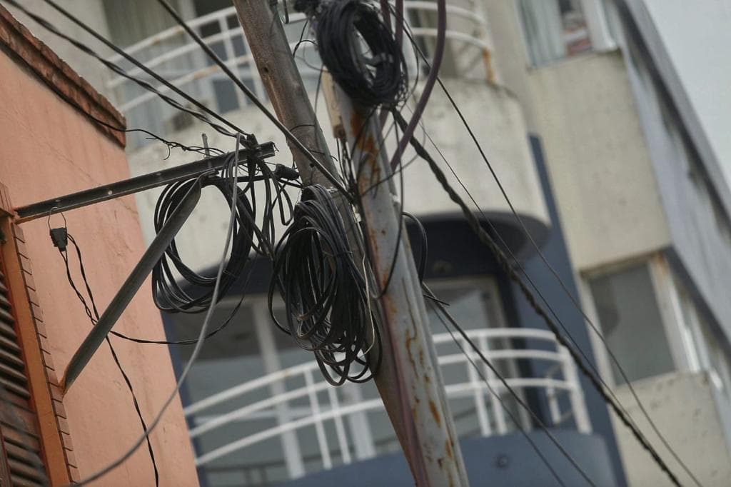 En Viedma retirarán el cableado aéreo en desuso