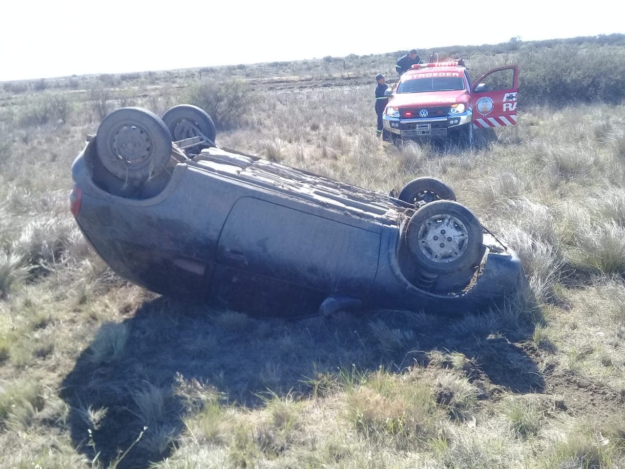 Volcó un auto en km 910 de la ruta N°3 y su conductor fue hospitalizado