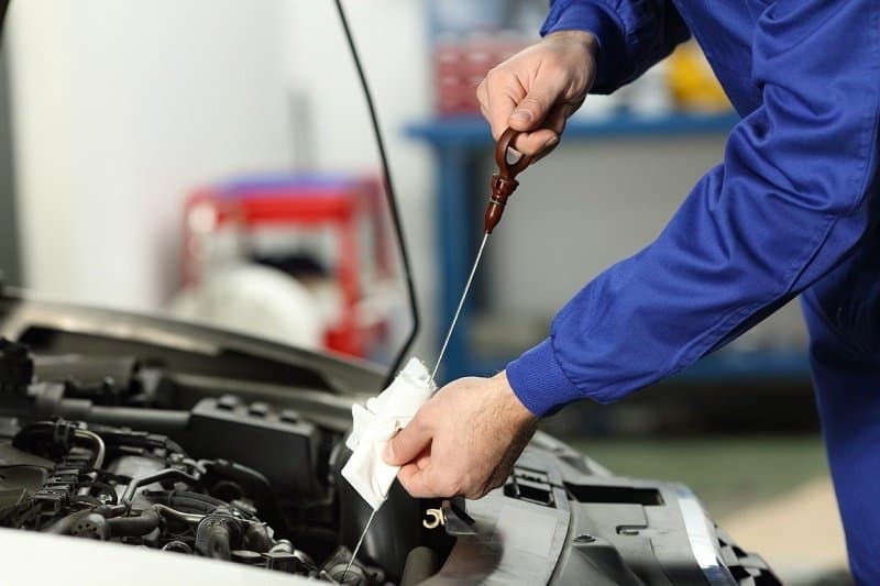 Se le fundió el auto porque el mecánico no le cambió el aceite del motor ahora deberán indemnizarlo