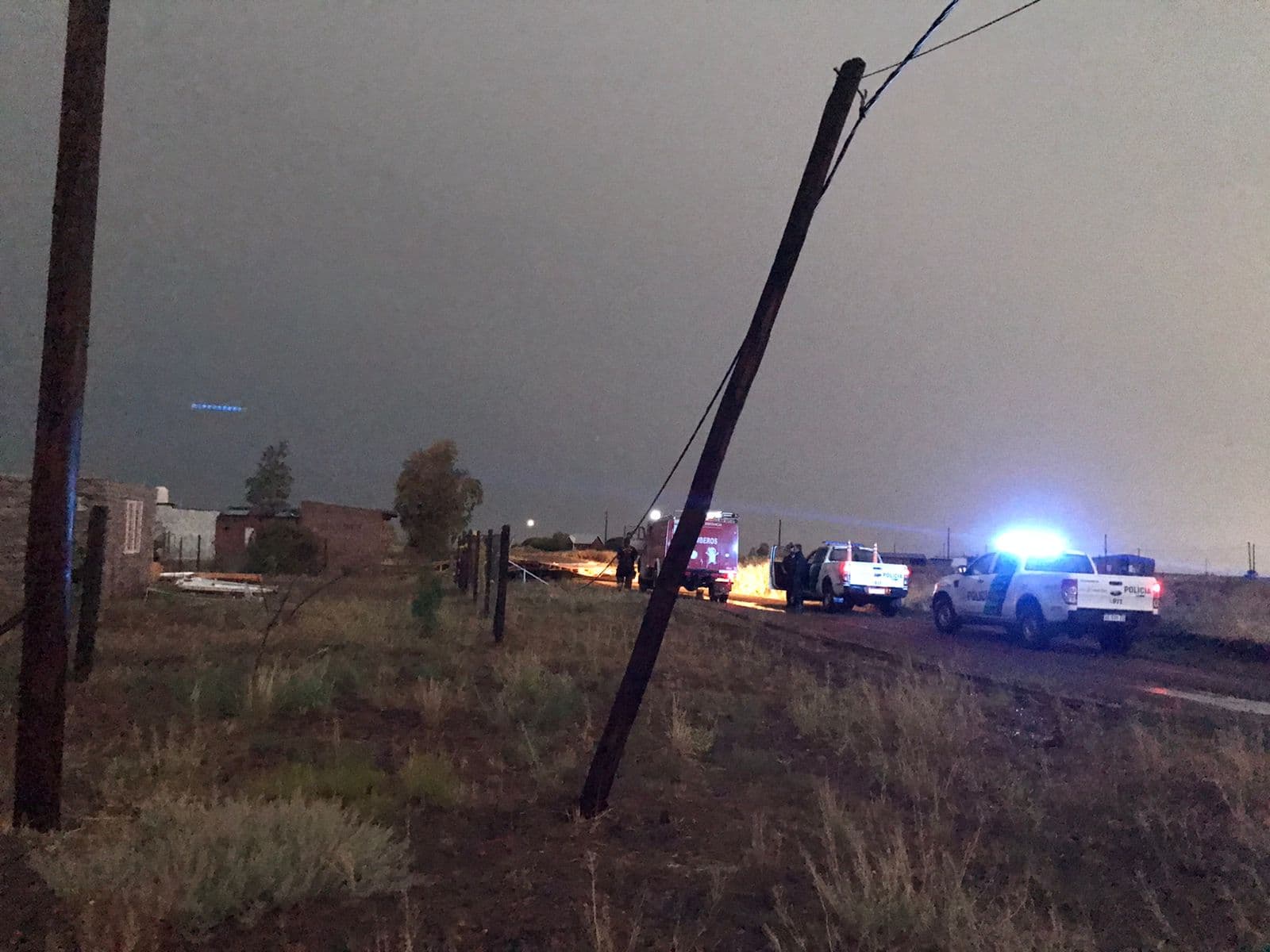 Voladura de techos, una casa destruida, caída de postes, tras una tormenta en San Blas