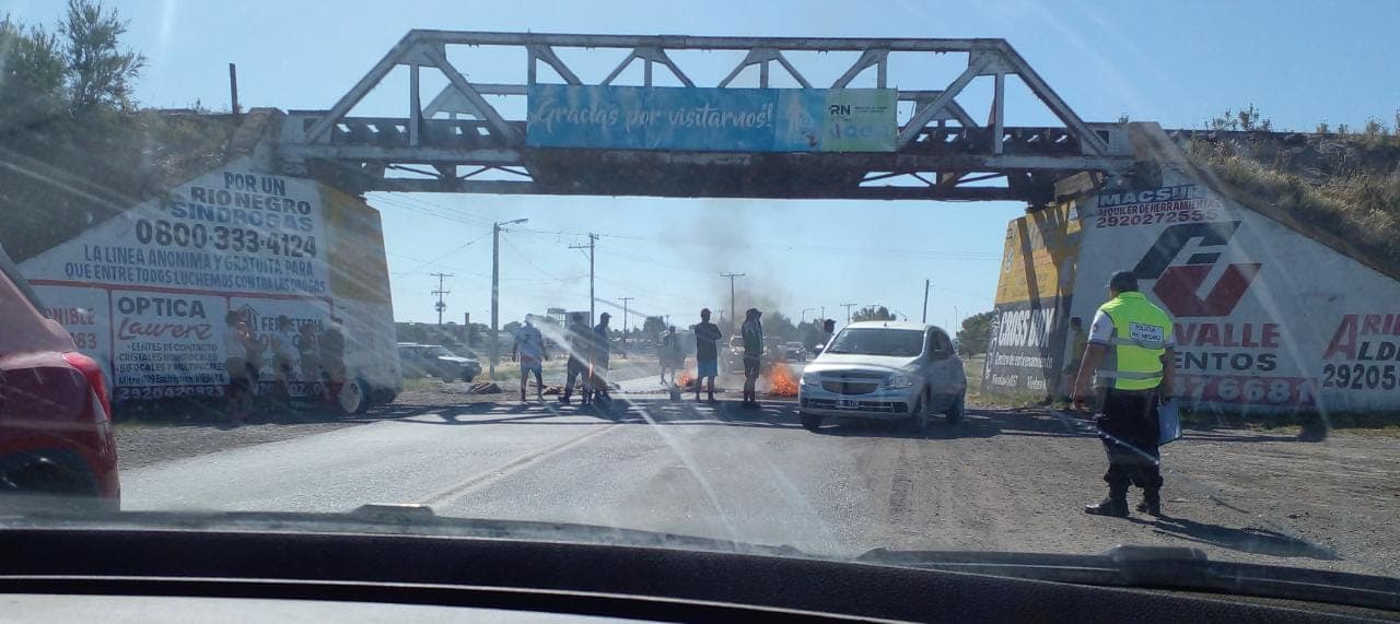 Habitantes de la toma del Ferrocarretero cortan la ruta camino a El Cóndor, piden agua potable