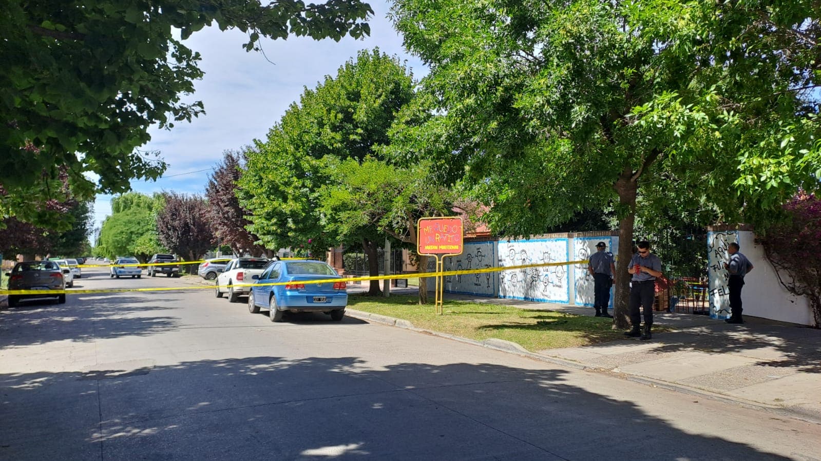 Le roban a dos personas mayores en una casa cerca de la costanera viedmense