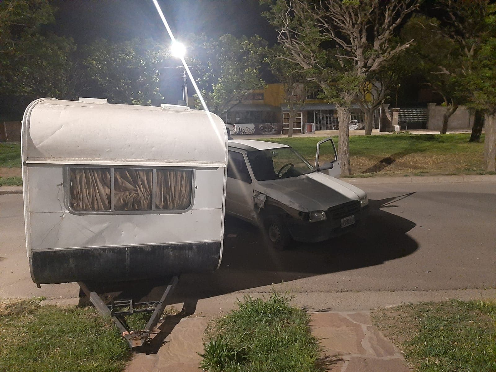 Un auto Fiat Uno, se chocó una casilla estacionada en Patagones