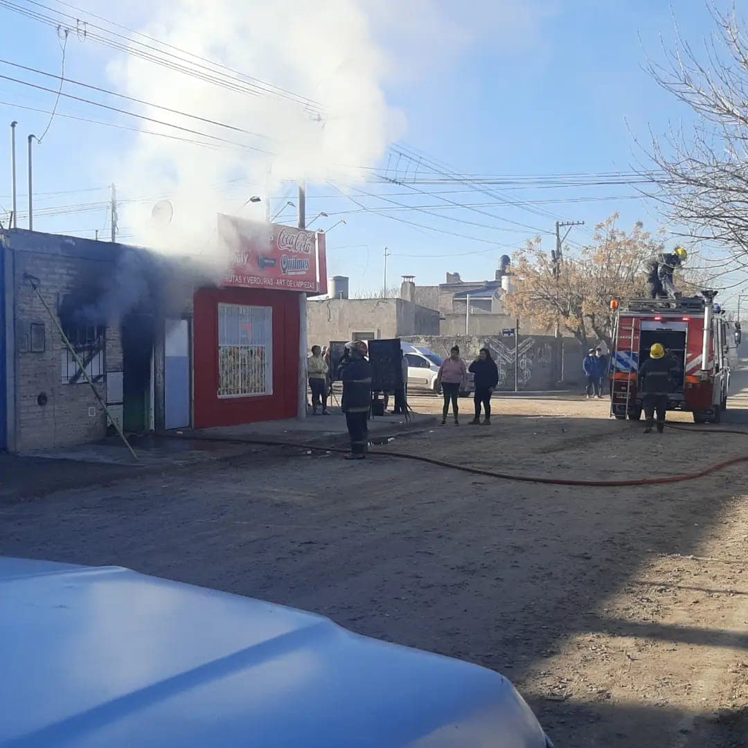 Un grave incendio se registró en Villa Linch dos personas fueron trasladadas al hospital