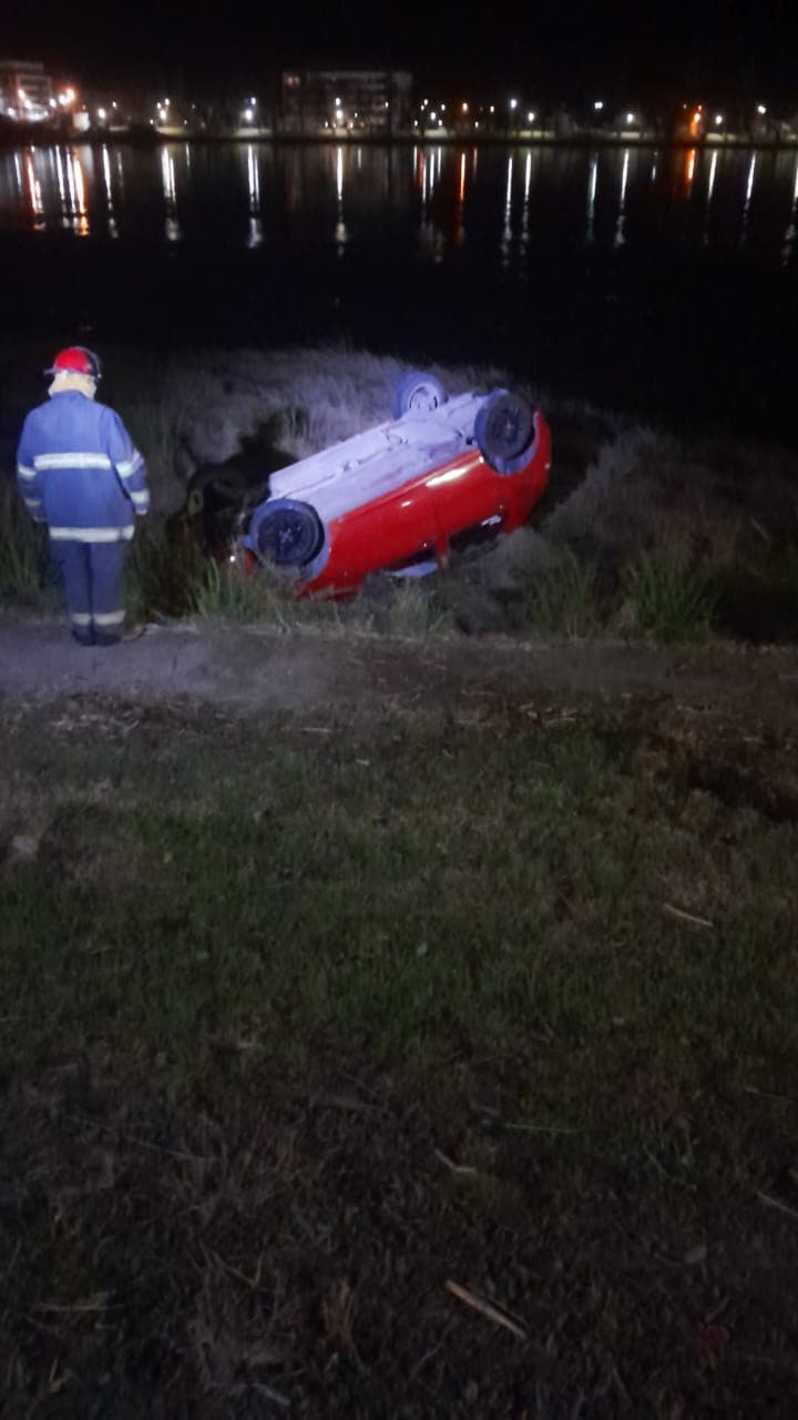 Un joven se despistó con su auto, volcó y termino en la costa maragata