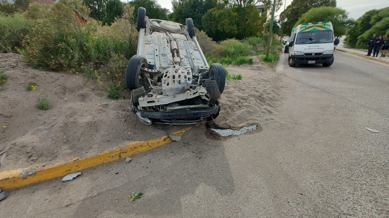 Volcó un auto en la primera bajada en Patagones, el conductor fue derivado al hospital