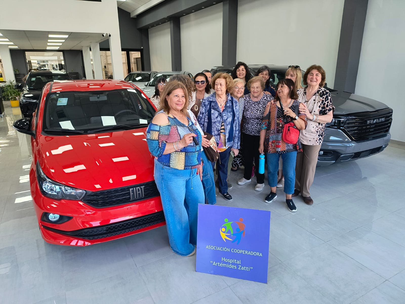 La Cooperadora del Hospital Zatti entregó el auto 0km a la ganadora de la rifa
