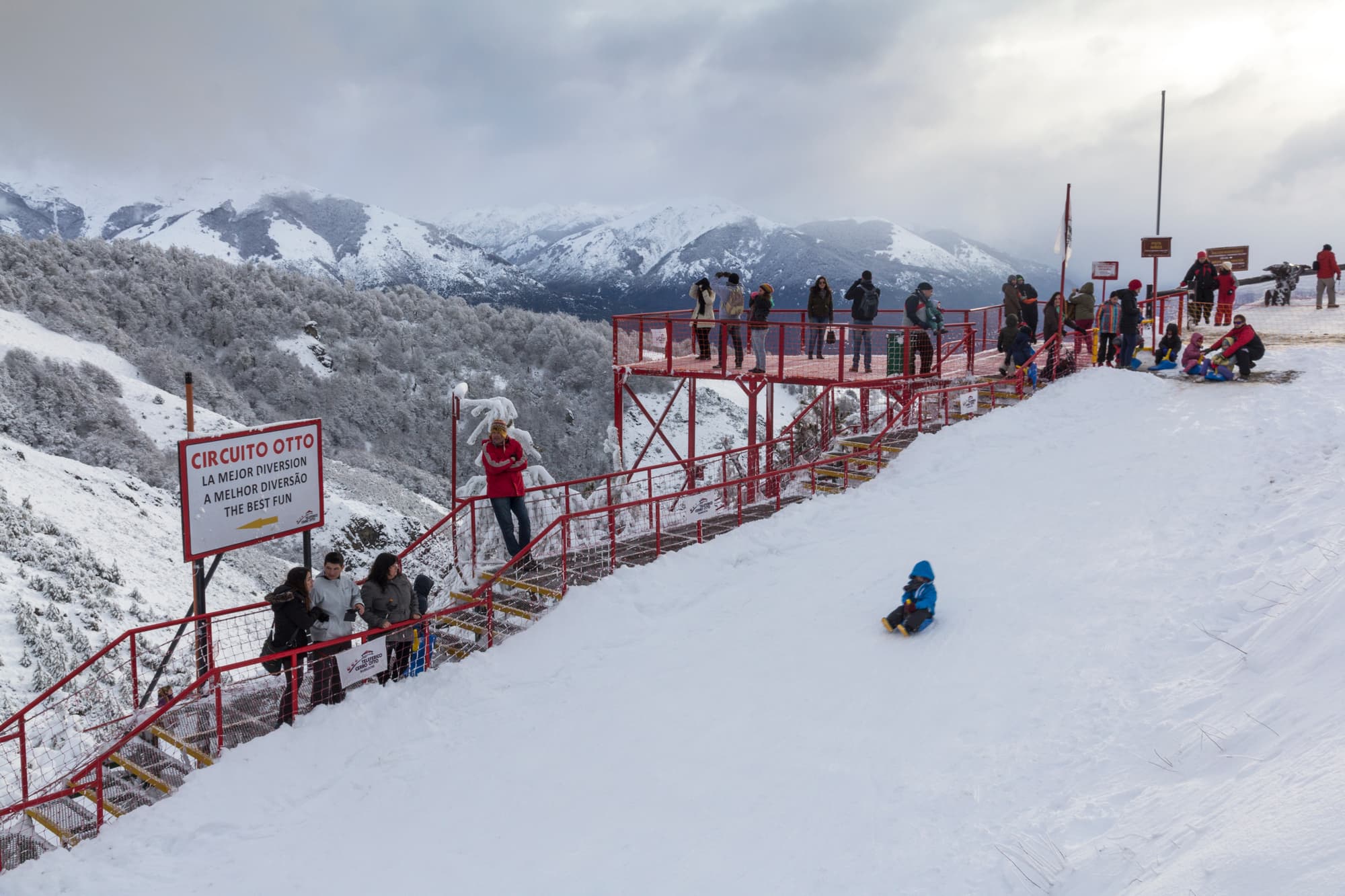 Se disfruta la nieve por parte de los turistas en Río Negro