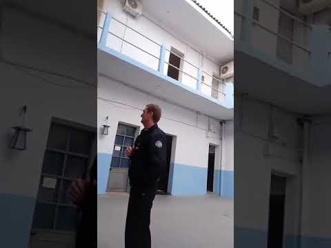 Dos jefes policiales fueron filmados cuando advirtieron a mujeres de la fuerza que podía pasar si se adherian a las medidas