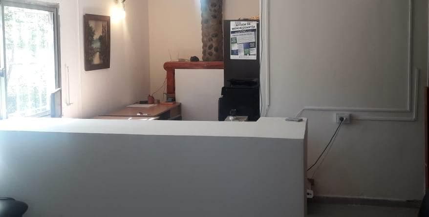 Fue multado por una contravención, no tenía dinero para pagar y fabricó un mueble para el Juzgado de Paz