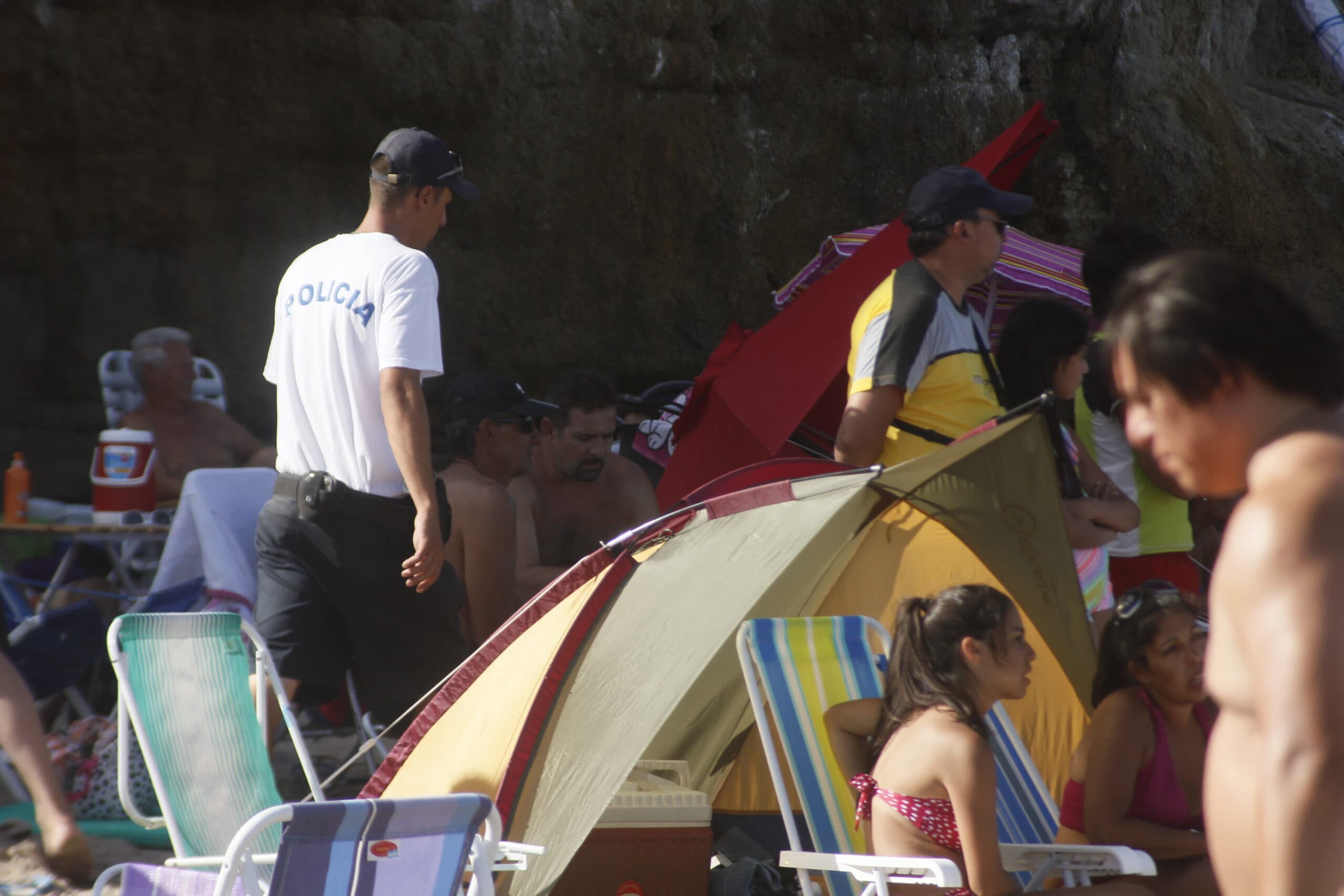 Demoraron a dos jóvenes que el robaron el celular a una mujer en la playa de Las Grutas