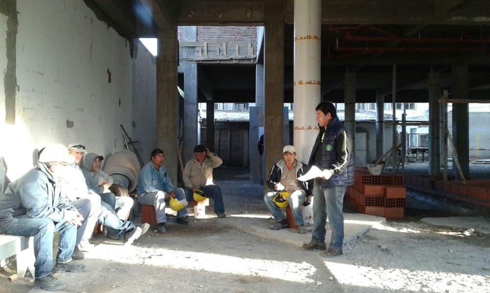 Tienen incertidumbre los trabajadores que realizan la ampliación de la Legislatura por la falta de materiales para la construcción