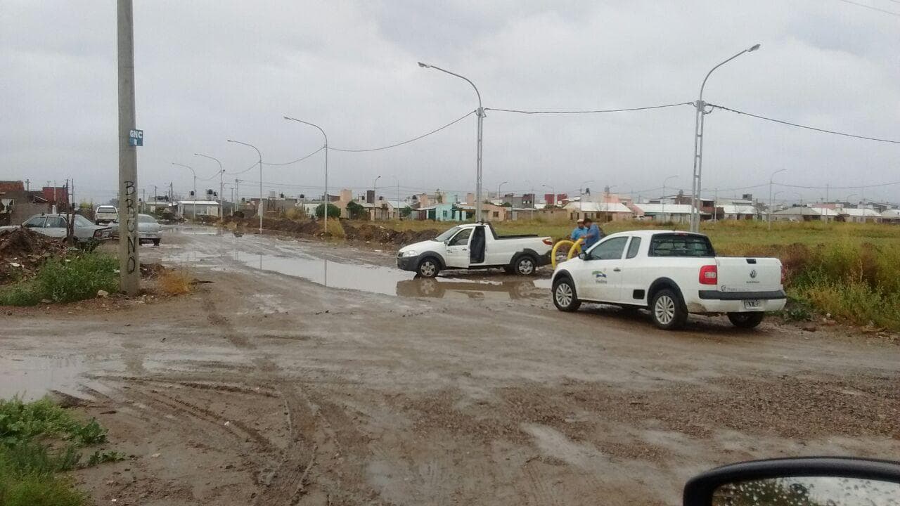 Ante los pronósticos que anticipan abundantes lluvias se coordinan trabajos de contención a vecinos en Viedma