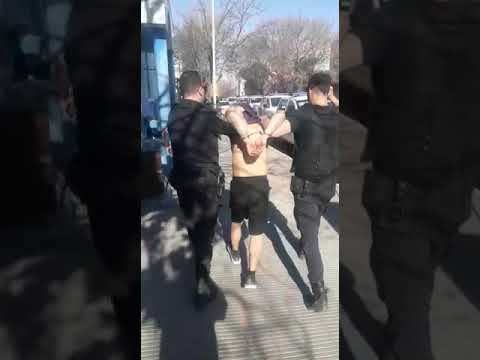 El video donde se ve a Parson esposado y trasladado por la policía a la comisaría de Bahía Blanca