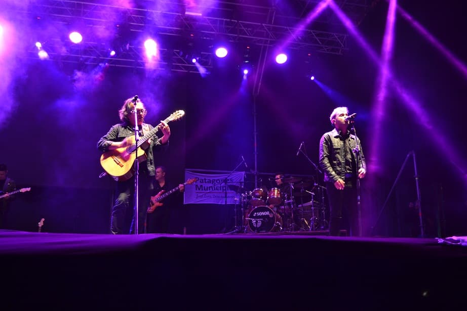Miles de personas escucharon y cantaron con Los Nocheros en la Fiesta de la Soberanía Patagónica