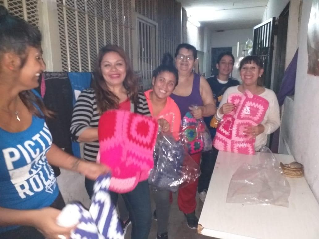 Mujeres que están detenidas tejen mantas para donarlas