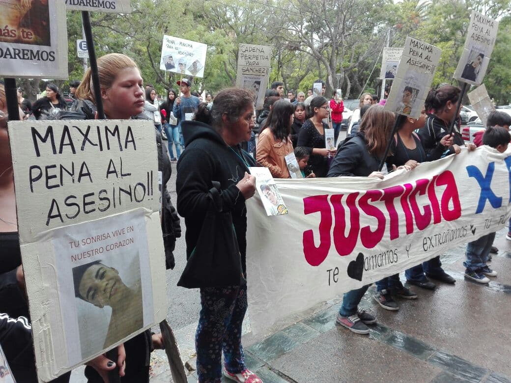 Amigos y familiares del joven asesinado en la Costanera marcharon por las calles viedmenses