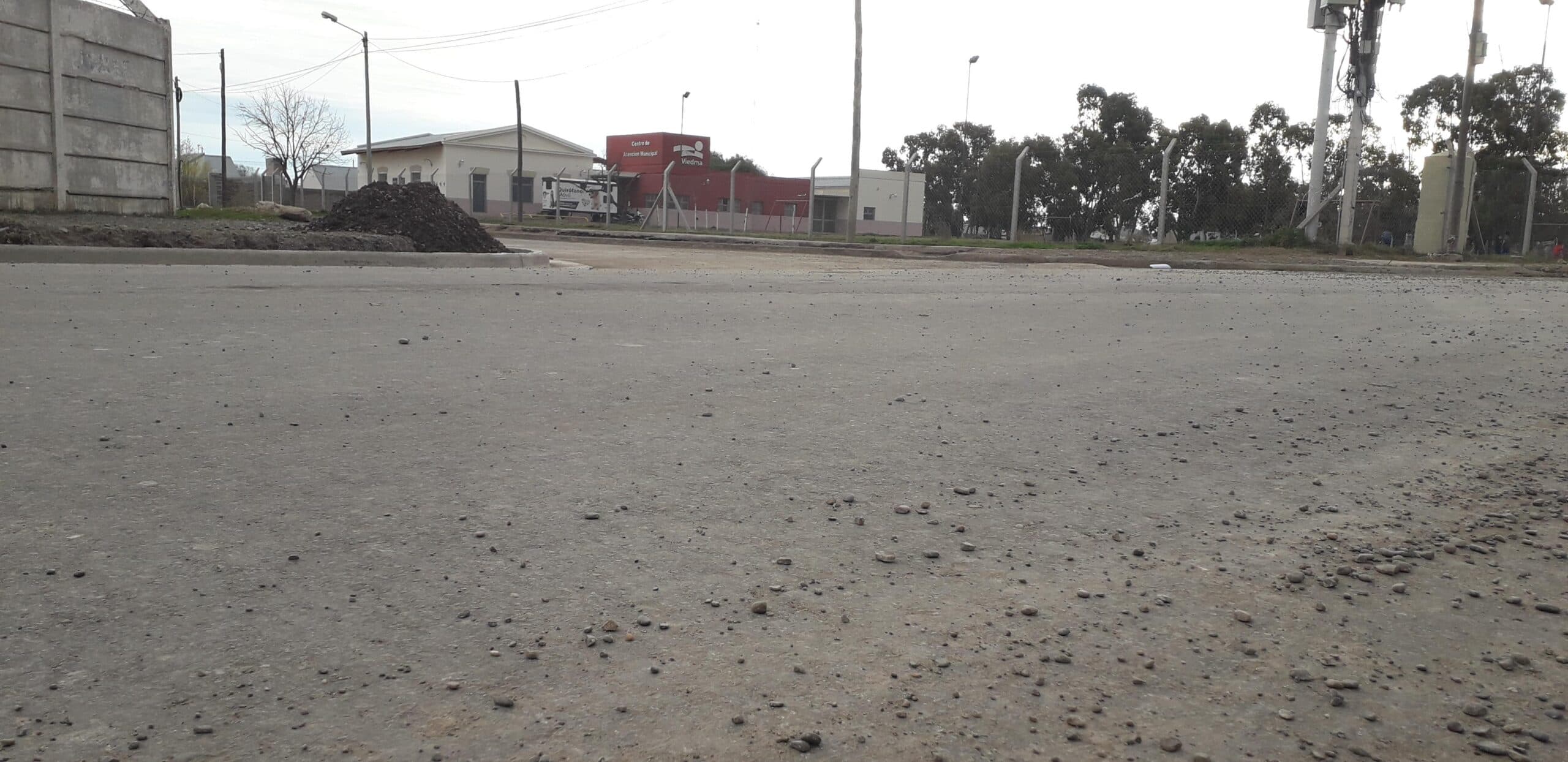 Se avanza el asfalto del acceso al Centro de Atención Municipal del barrio Lavalle