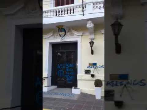 Repudio del mandatario en la redes sociales luego de la protesta en Viedma con pintadas en Casa de Gobierno