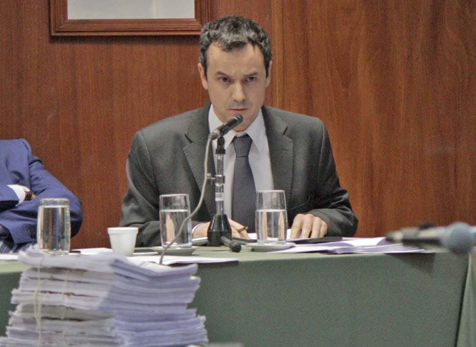 «Weretilneck parece estar más preocupado por lo que hace su contrincante que por gobernar”