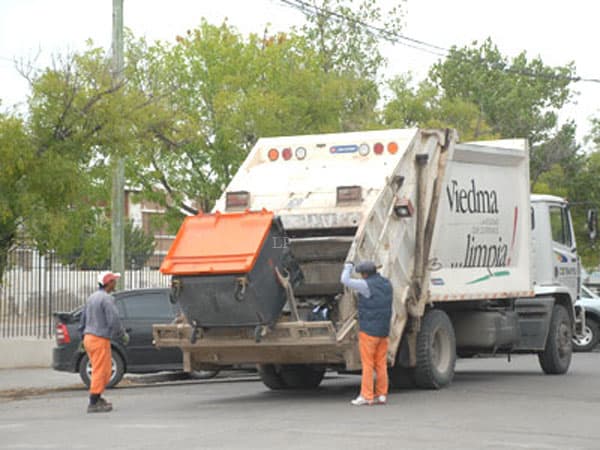 Capacitan a los recolectores de basura para implementar bien el concepto de cuadra limpia en la capital provincial