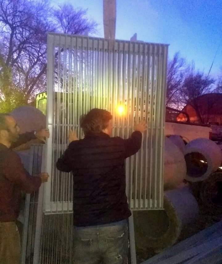 El DPA entregó las rejas que serán colocadas en los desagües para evitar que los residuos lleguen al río