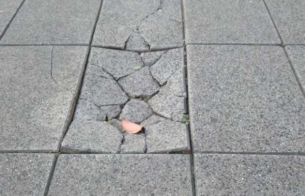 Se tropezó y se fracturó por el mal estado de una vereda fue a la justicia y condenaron al municipio
