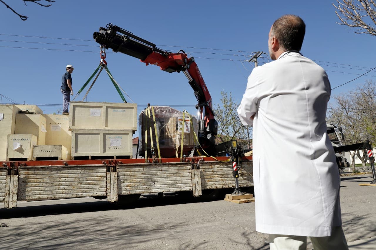 Ya está en Viedma el resonador magnético para el Hospital Zatti