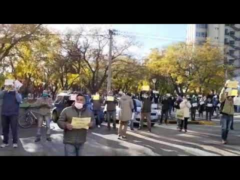 «No nos alcanza el sueldo para vivir, no queremos bolsones de comida, queremos cobrar lo que nos deben»