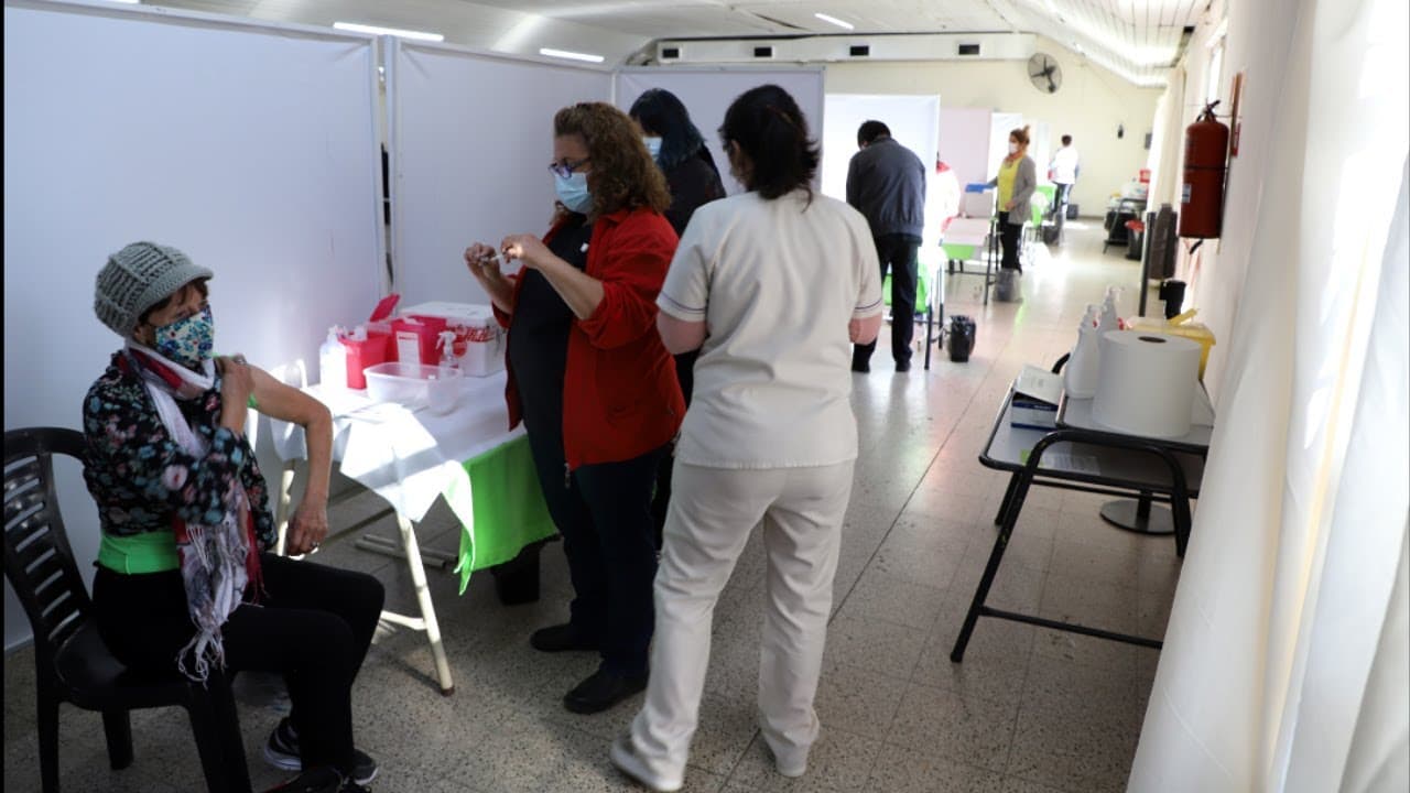 Comenzó a vacunarse a personas de entre 50 y 59 años sin factores de riesgo