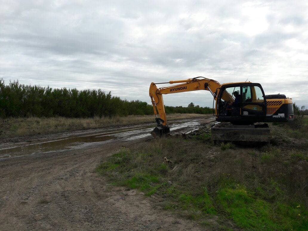 Trabajan en la reparación de los caminos del IDEVI