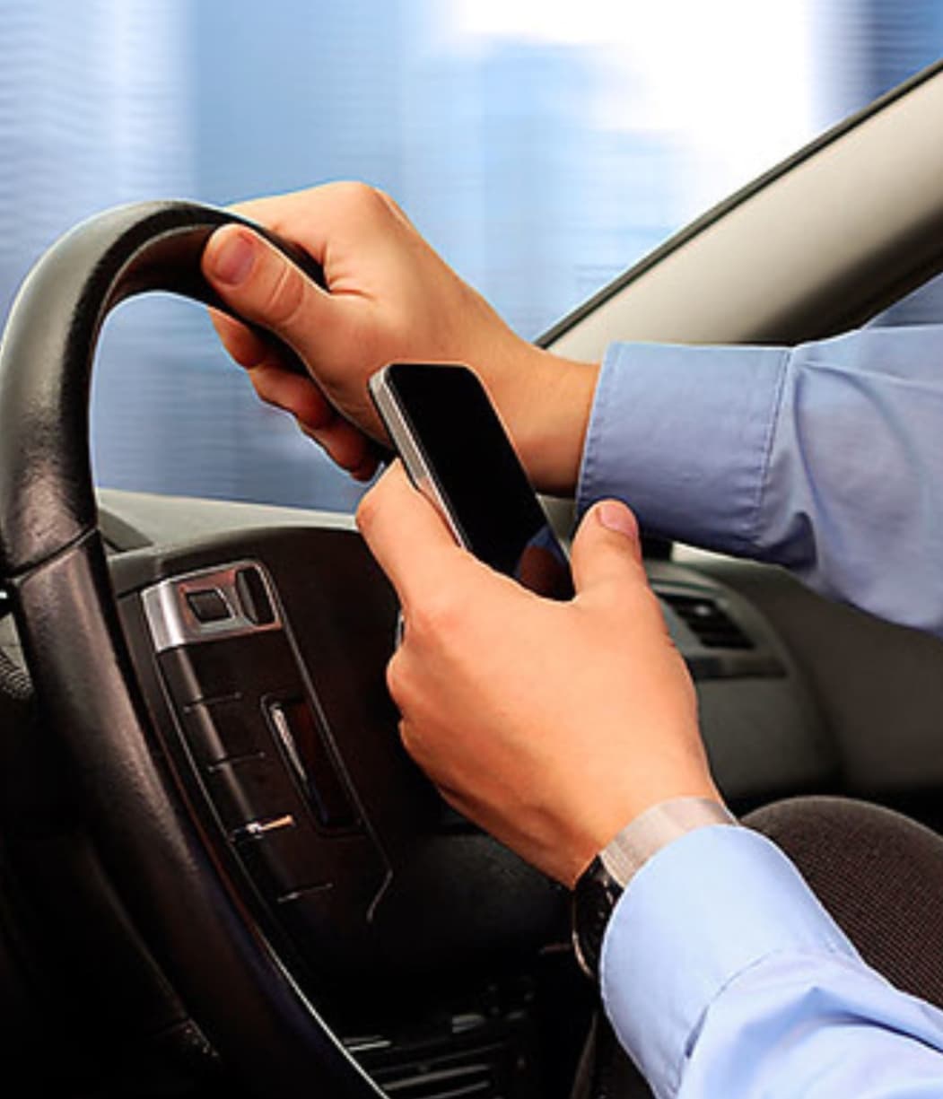 Conducía y hablaba por teléfono y le secuestraron el auto