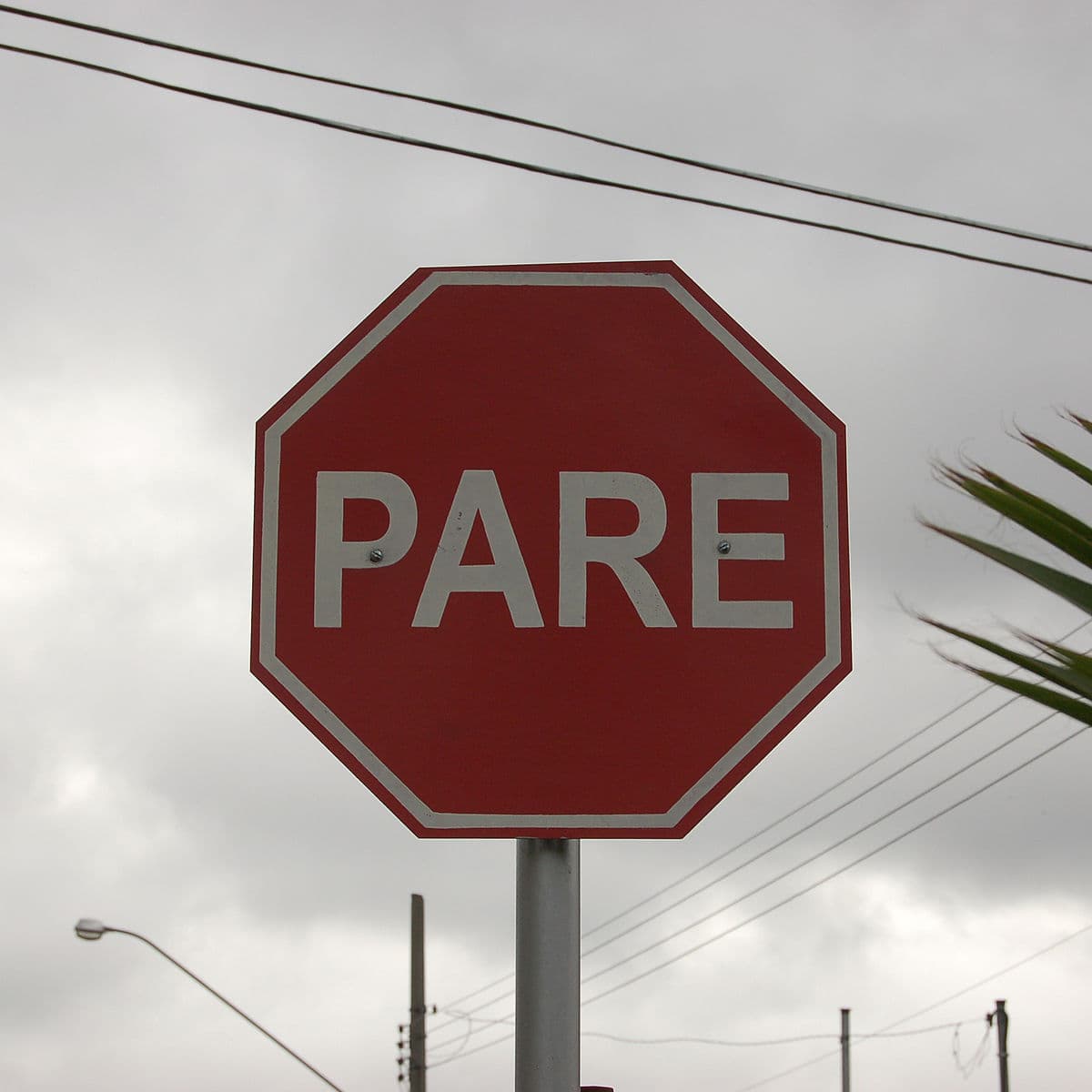 Cartel de PARE elimina la prioridad de quien circula por la derecha