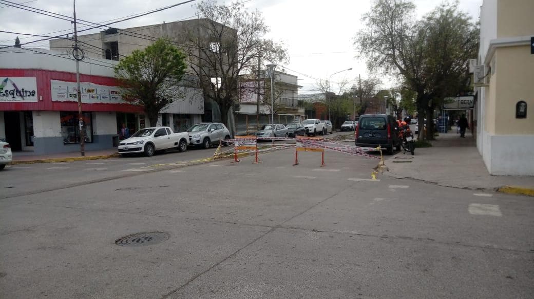 Se encuentra cortado un carril de la calle 25 de Mayo, por la rotura de un caño