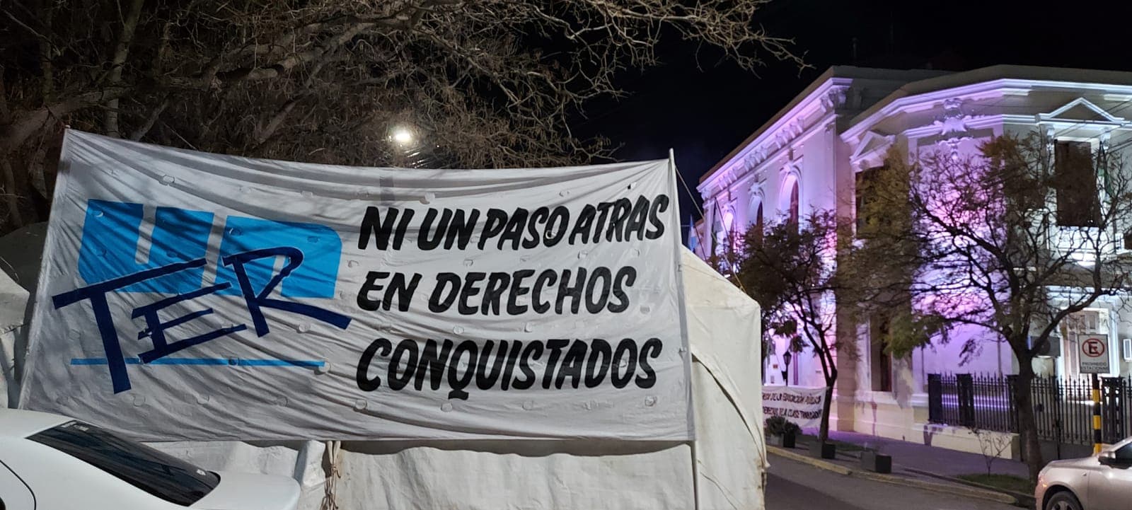 Docentes comenzaron el ayuno en la carpa instalada frente a la Casa de Gobierno