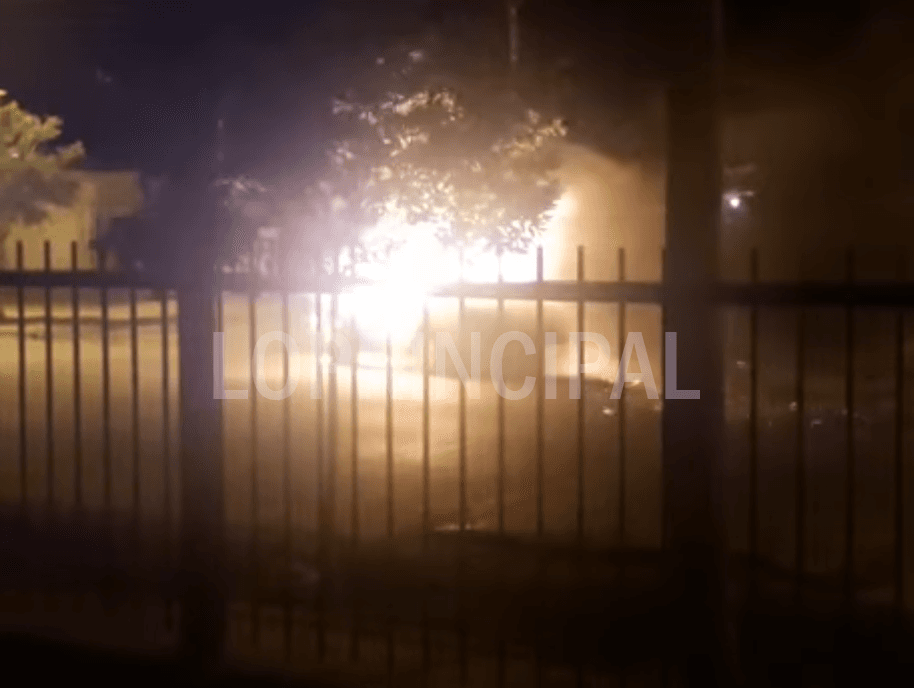 Un auto se quemó todo producto de una conexión casera