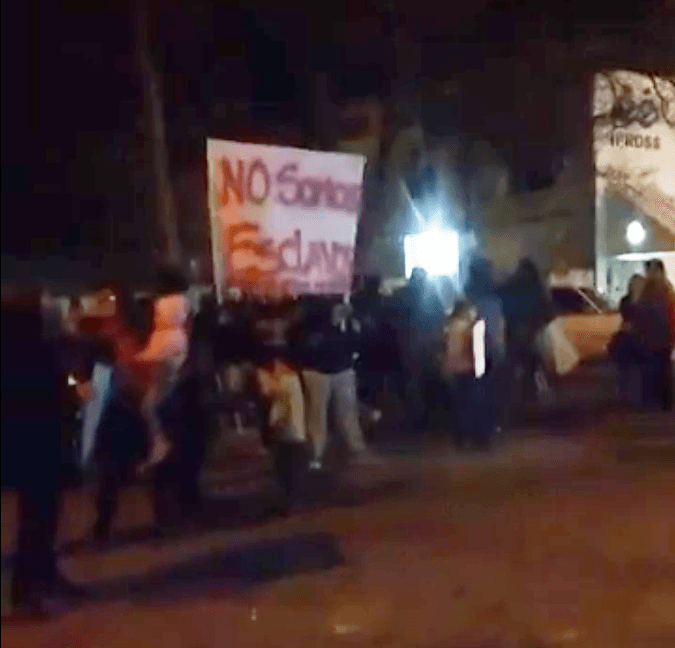 Fuerte protesta de familiares de policías y efectivos encapuchados, reclaman trabajar menos horas
