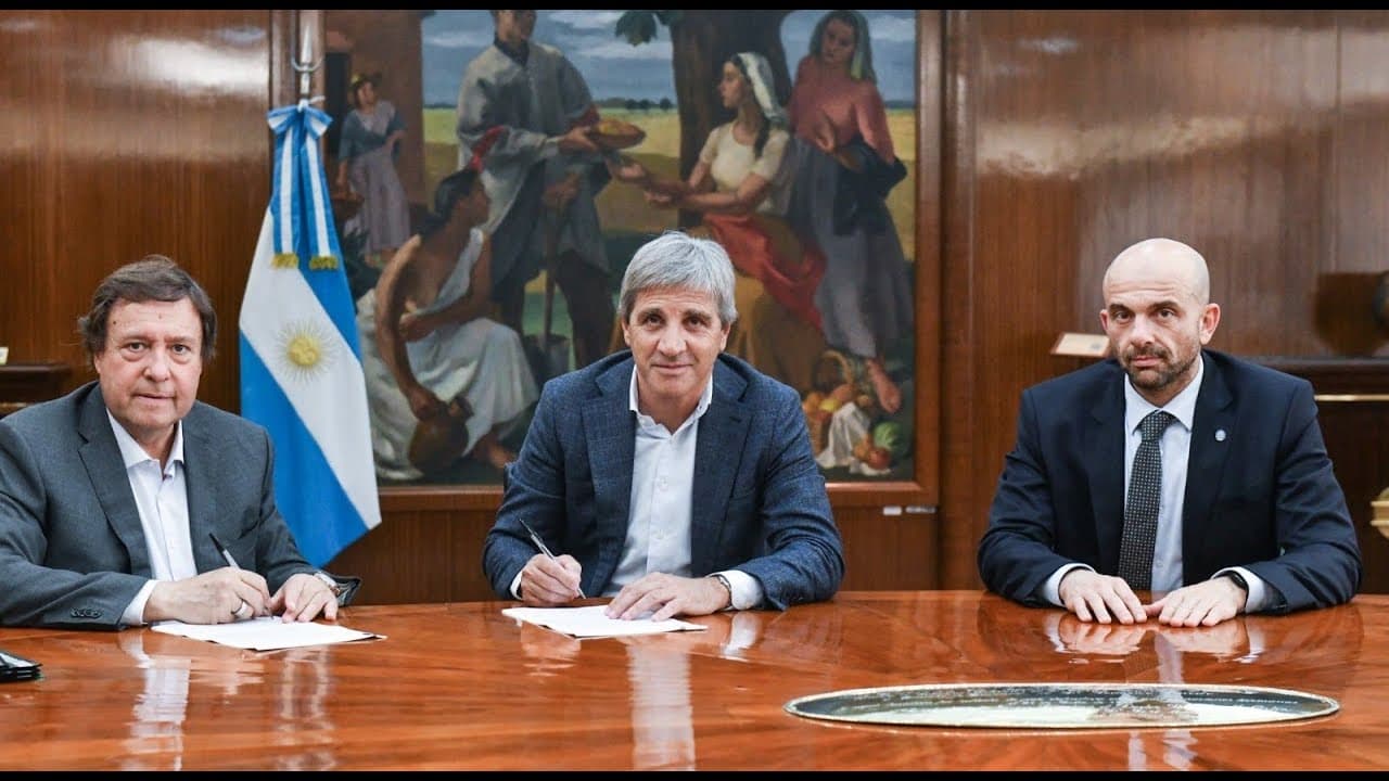 El Gobierno firmó con Nación un acuerdo para la continuidad del Tren Patagónico