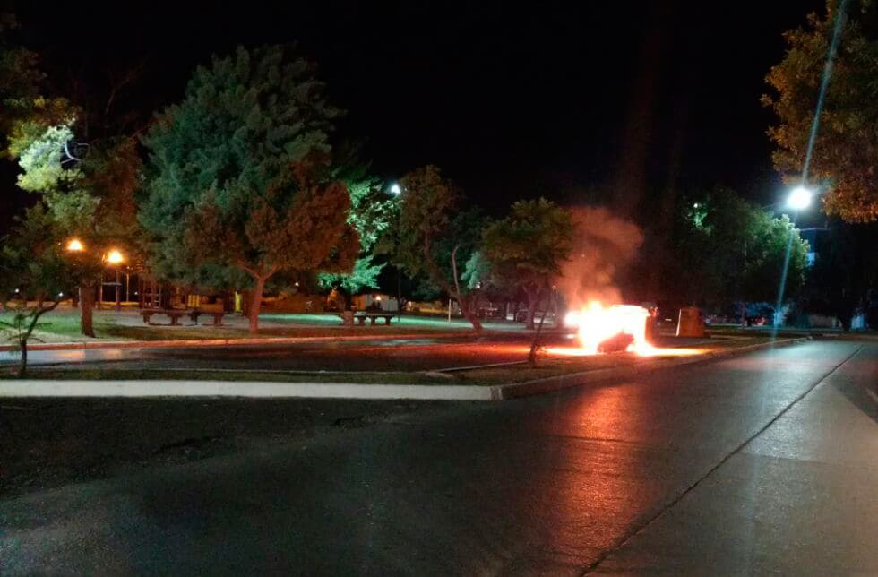 Incendiaron dos contenedores de residuos de la costanera viedmense