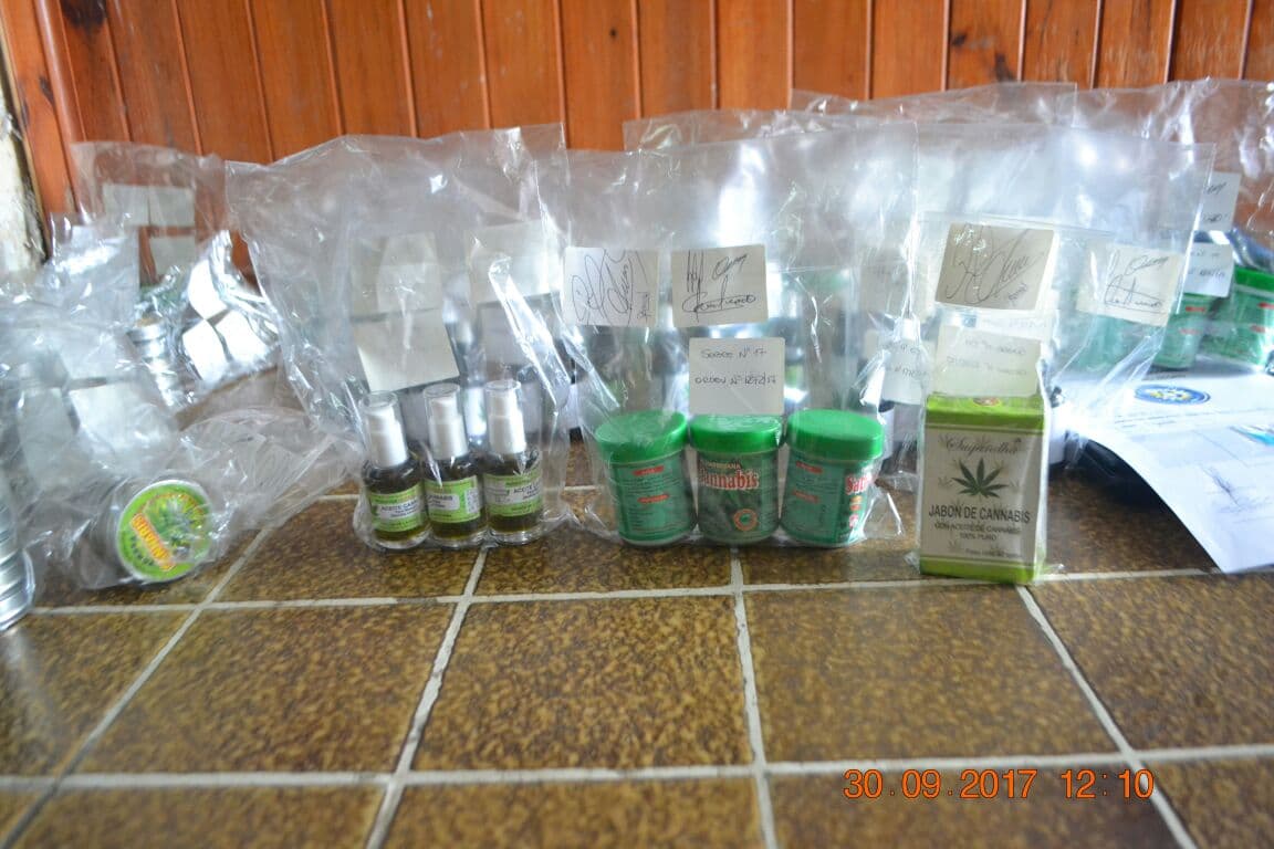 Unos 100 envases de pomadas, aceites y jabones de cannabis, fueron secuestrados por la policía