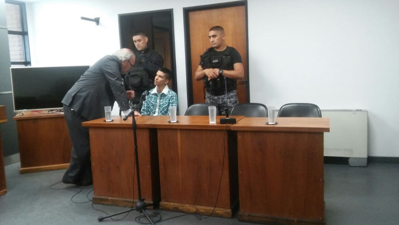 Se suspendió la audiencia por crimen del joven Emilio Collueque por falta de espacio