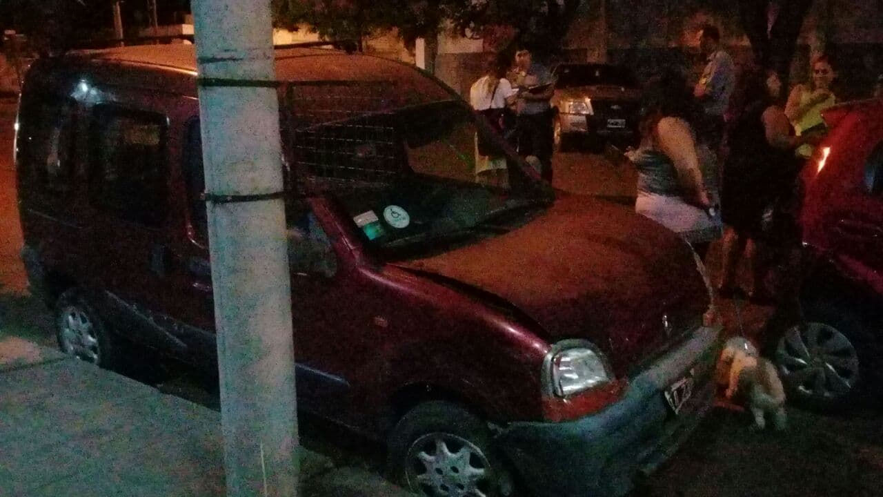 Un hombre se descompuso cuando manejaba y chocó cuatro autos, luego falleció en el hospital
