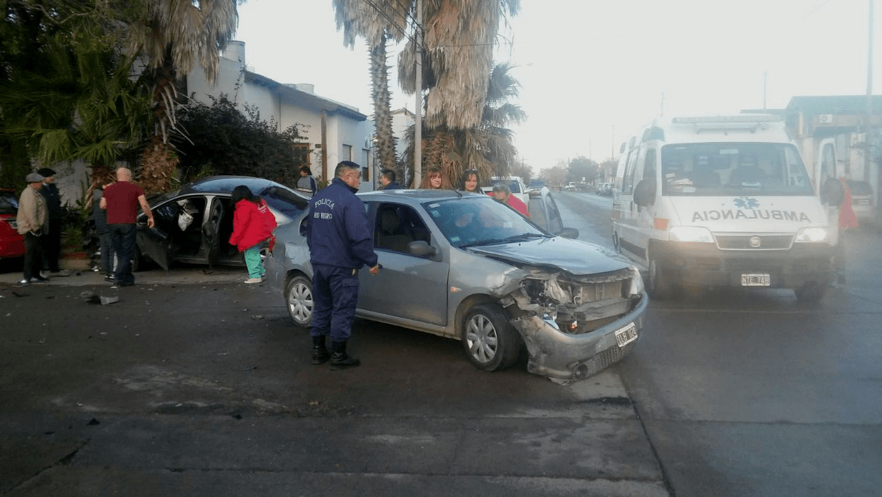 Fuerte choque en calles Laprida y Alvear, una persona tuvo que ser hospitalizada