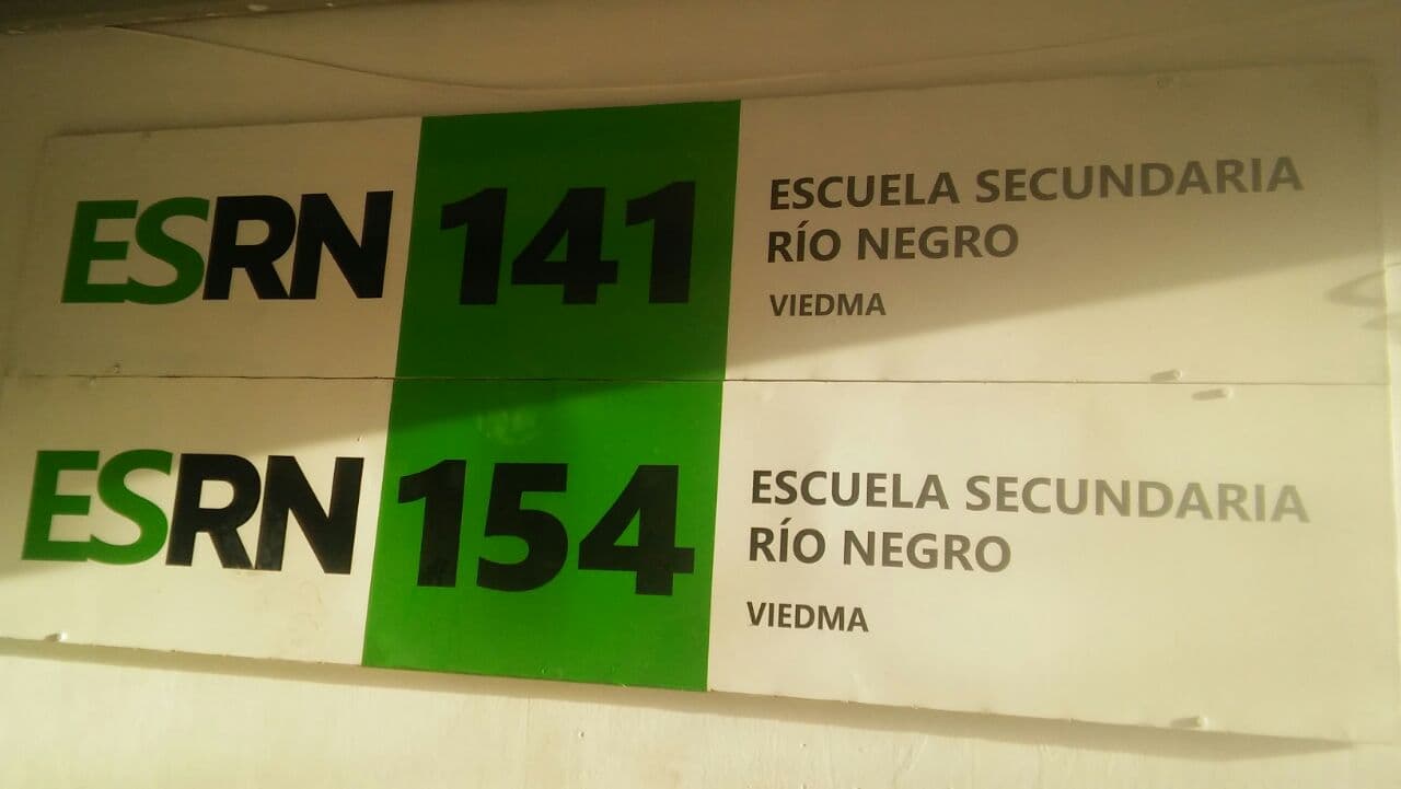 Estudiantes del CEM 141 y 154 realizaron una sentada por falta de calefacción