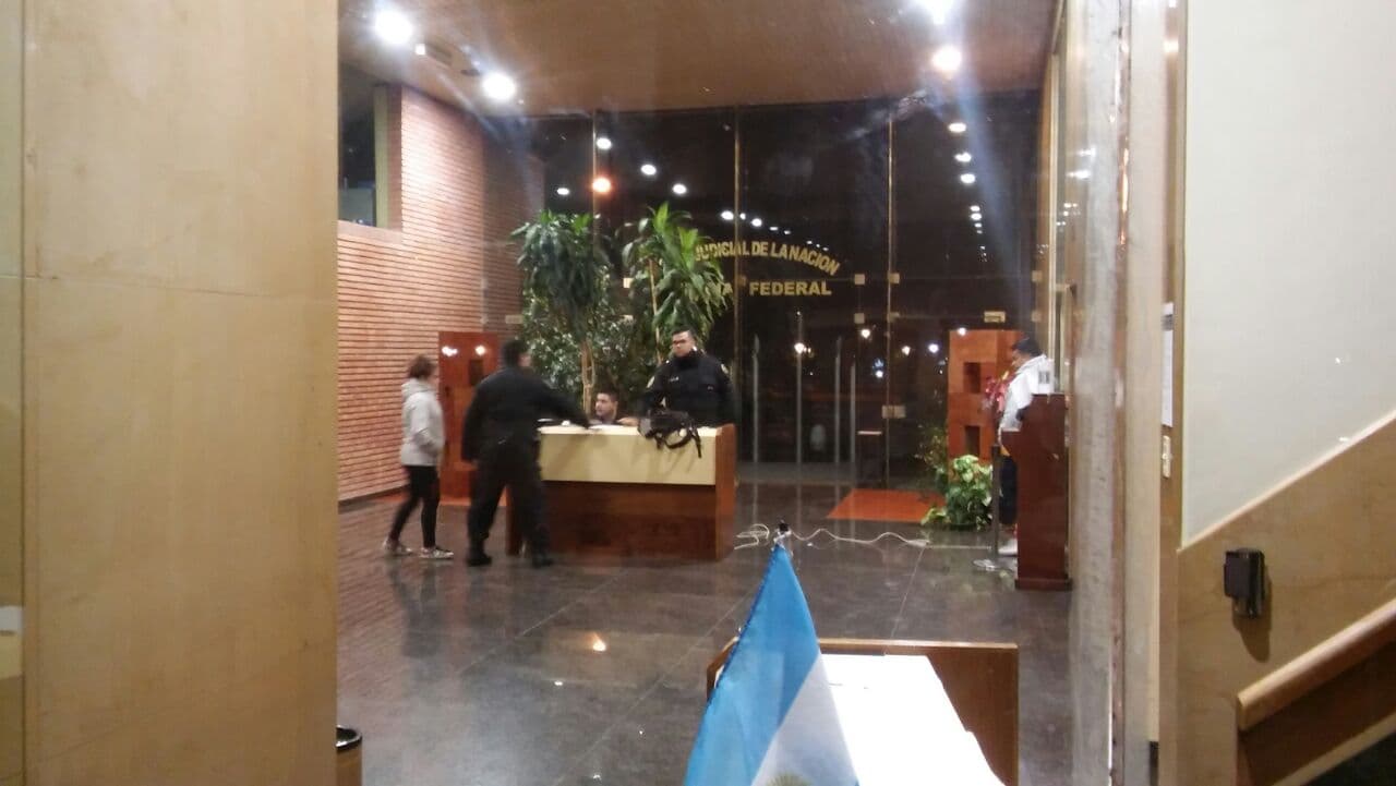 Un policía federal se pegó un tiro en su pierna en un descuido