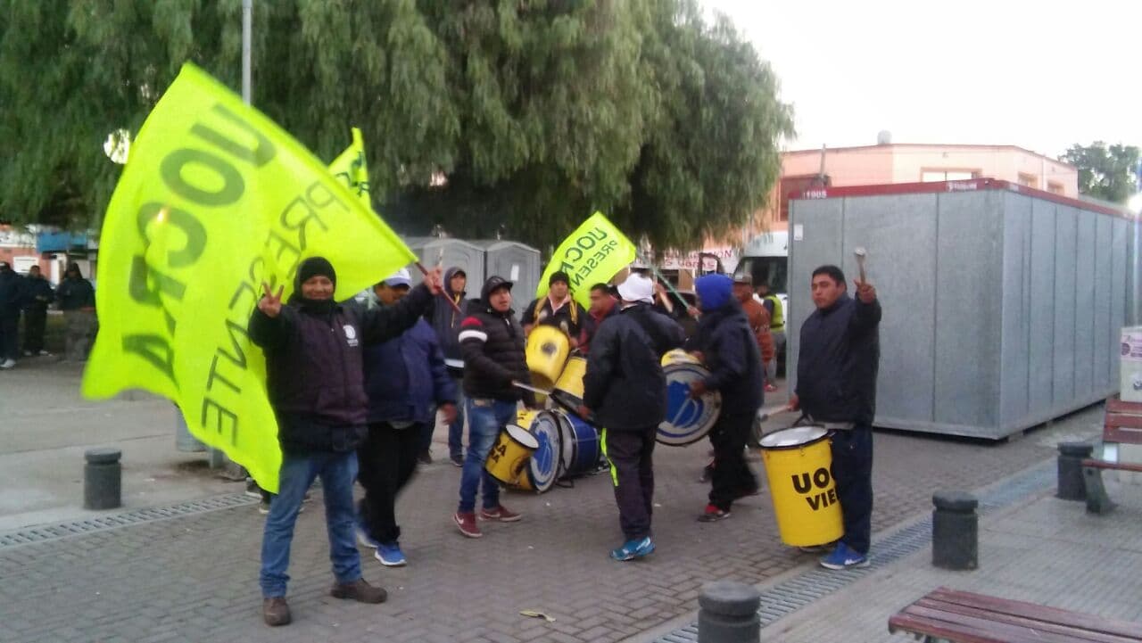 La UOCRA comienza a manifestarse en las calles de Viedma por falta de obras públicas