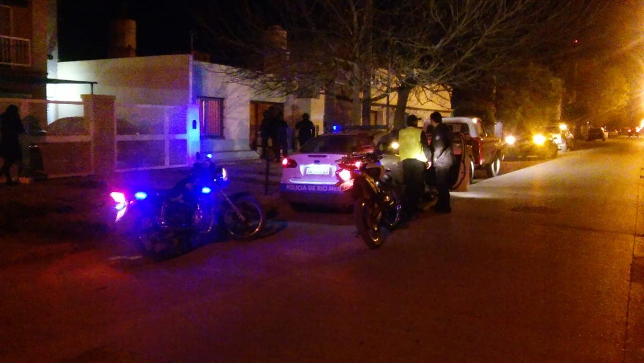 Una mujer y dos menores agredieron a una mujer policía, en pleno centro de Viedma