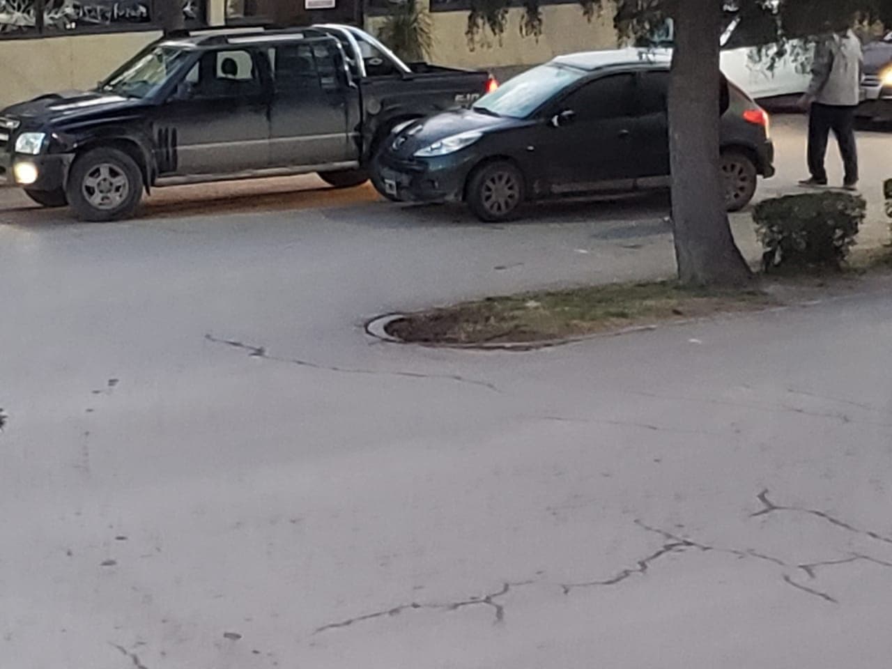 Circulaba velozmente marcha atrás y chocó a una camioneta, el conductor fué detenido