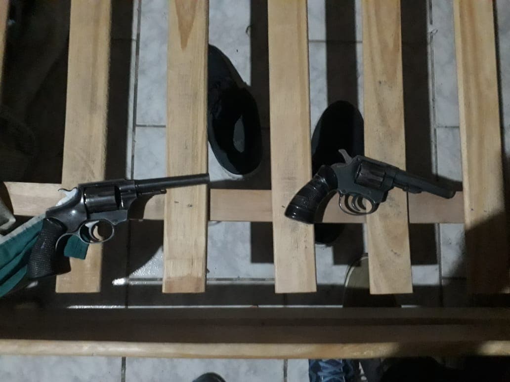La policía confirmó que un efectivo está involucrado y tenía armas y drogas en su casa en la causa Alfajores Blancos