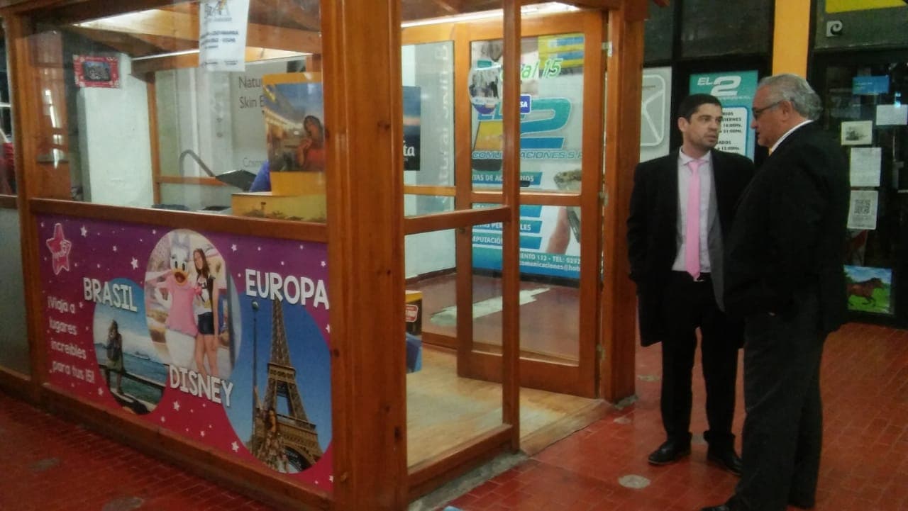 Secuestran cheques y facturas de pagos de la oficina de una empresa de viajes por una presunta estafa a chicos del colegio Gaia